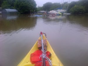 En kayak on accède au pré de parcage, toujours sous l'eau