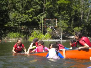 Sur le plan d'eau kayaks, les jeunes Draveillois découvrent les joies du canoë: chavirage, remontée à bord...